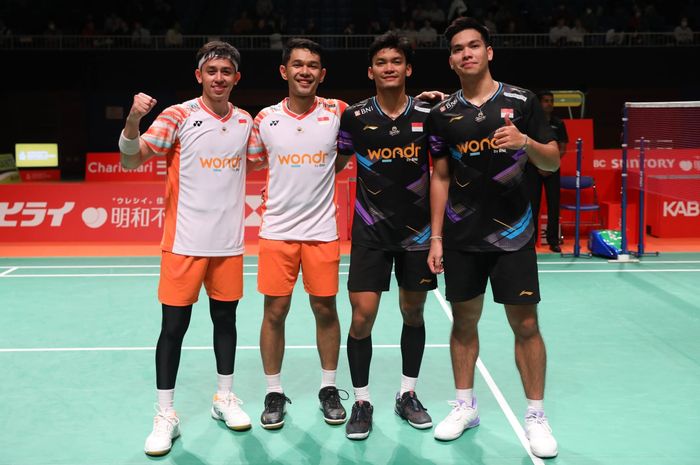 Dari kiri ke kanan, Muhammad Rian Ardianto, Fajar Alfian, Muhammad Shohibul Fikri, Daniel Marthin, berpose setelah laga perempat final Kumamoto Masters Japan 2024 di Kumamoto Prefectural Gymnasium, Kumamoto, Jepang, Jumat (15/11/2024).