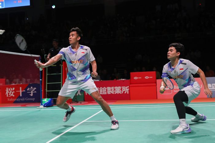 Aksi ganda putra Indonesia, Leo Rolly Carnando/Bagas Maulana pada babak perempat final Kumamoto Masters Japan 2024 di Kumamoto Prefectural Gymnasium, Kumamoto, Jepang, Jumat (15/11/2024).