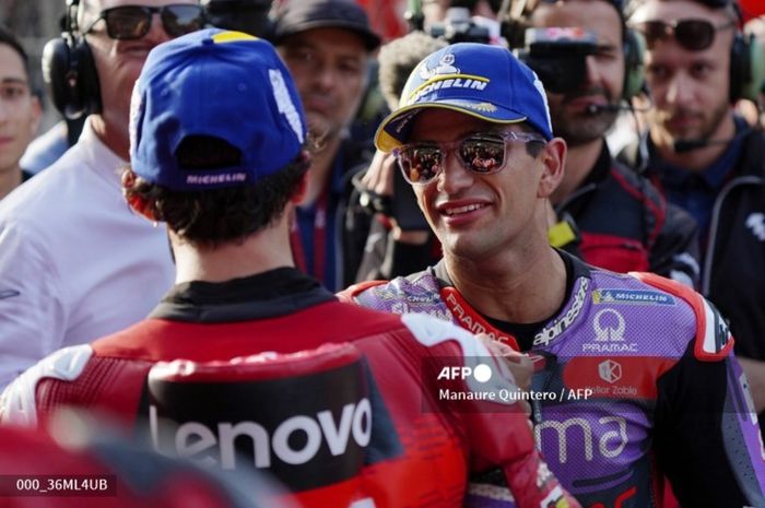 Jorge Martin (Prima Pramac) menyeringai pada Francesco Bagnaia (Ducati Lenovo) setelah balapan sprint MotoGP Barcelona 2024 di Sirkuit Catalunya, Barcelona, Spanyol, Sabtu (16/11/2024).