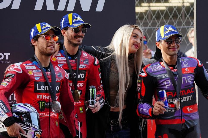 Dari kiri ke kanan, Enea Bastianini (Ducati), Francesco Bagnaia (Ducati) dan Jorge Martin, berpose dengan penyanyi Spanyol, Lola Indigo, di podium sprint race MotoGP Barcelona 2024 di Circuit de Barcelona-Catalunya, Sabtu (16/11/2024).