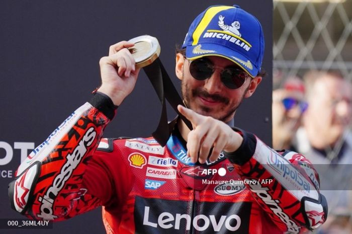 Pembalap Ducati Lenovo, Francesco Bagnaia, berselebrasi setelah meraih medali kemenangan  balapan sprint MotoGP Barcelona 2024 di Sirkuit Catalunya, Barcelona, Spanyol, Sabtu (16/11/2024)