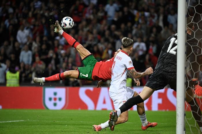 Lionel Messi makin ketinggalan setelah Cristiano Ronaldo cetak gol salto saat timnas Portugal hancurkan Polandia di ajang UEFA Nations League (15/11/2024).