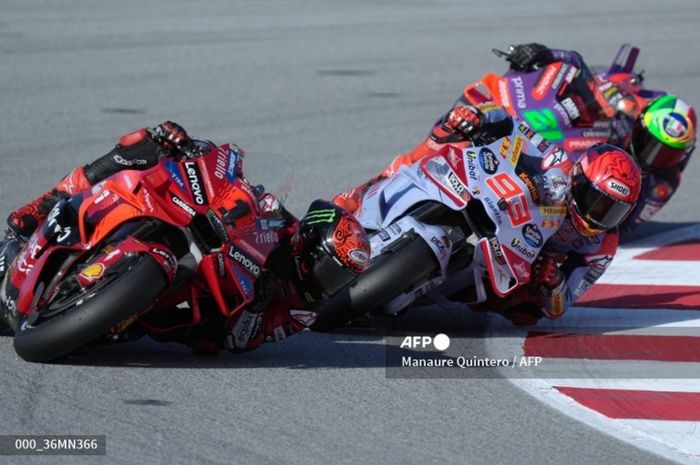 Marc Marquez (Gresini) dan Francesco Bagnaia (Ducati Lenovo) saat bersaing pada kualifikasi MotoGP Barcelona 2024 di Sirkuit Catalunya, Barcelona, Spanyol, Sabtu (16/11/2024).