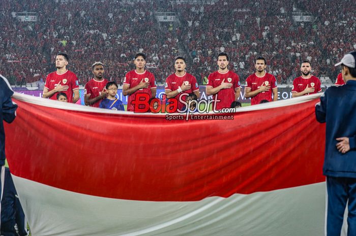 Sejumlah pemain Timnas Indonesia yakni Justin Hubner, Yakob Sayuri, Rafael Struick, Ragnar Oratmangoen, Thom Haye, Nathan Tjoe-A-On, dan Calvin Verdonk sedang menyanyikan lagu Indonesia Raya jelang berlaga di Stadion Utama Gelora Bung Karno, Senayan, Jakarta, Jumat (15/11/2024).