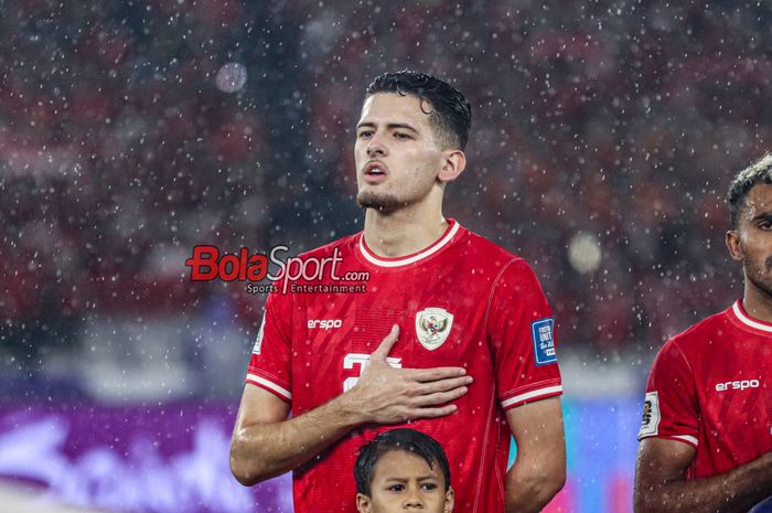 Pemain timnas Indonesia, Justin Hubner, sedang menyanyikan lagu Indonesia Raya jelang berlaga di Stadion Utama Gelora Bung Karno, Senayan, Jakarta, Jumat (15/11/2024).