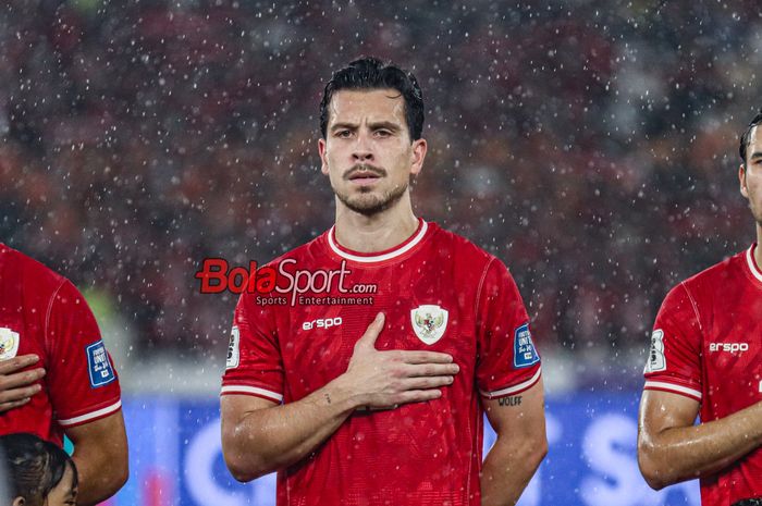 Pemain timnas Indonesia, Thom Haye, sedang menyanyikan lagu Indonesia Raya jelang berlaga di Stadion Utama Gelora Bung Karno, Senayan, Jakarta, Jumat (15/11/2024).