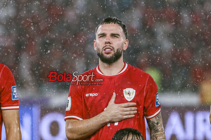 Pemain timnas Indonesia, Calvin Verdonk,  sedang menyanyikan lagu Indonesia Raya jelang berlaga di Stadion Utama Gelora Bung Karno, Senayan, Jakarta, Jumat (15/11/2024).