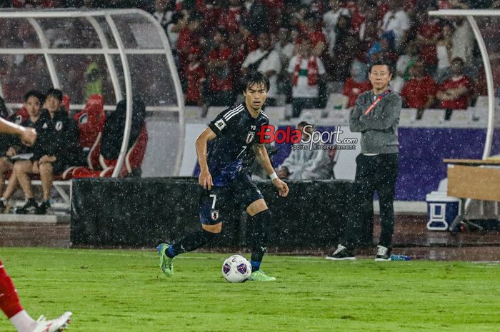 Pemain timnas Jepang, Kaoru Mitoma, sedang menguasai bola di Stadion Utama Gelora Bung Karno, Senayan, Jakarta, Jumat (15/11/2024).