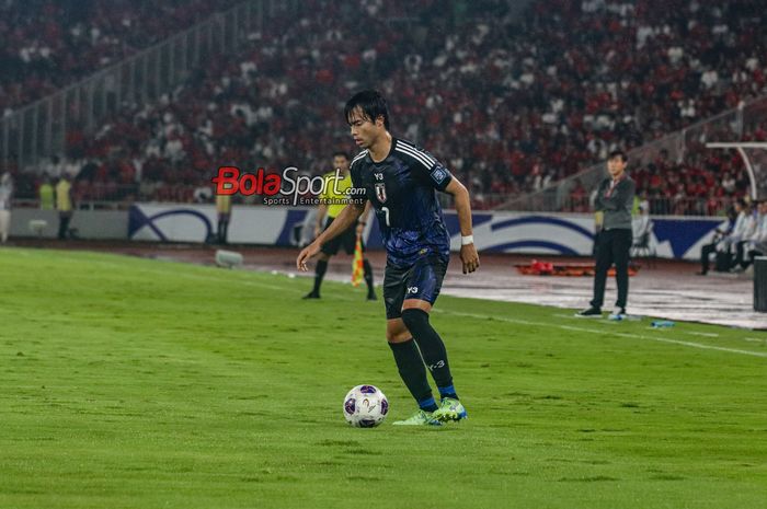 Pemain timnas Jepang, Kaoru Mitoma, sedang menguasai bola di Stadion Utama Gelora Bung Karno, Senayan, Jakarta, Jumat (15/11/2024).