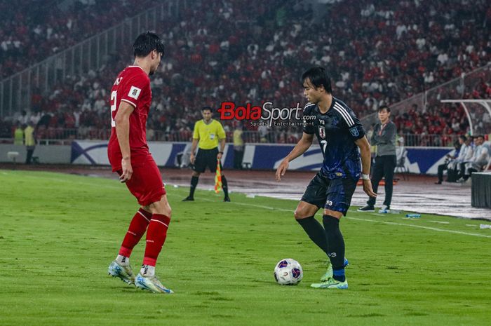 Bintang Timnas Jepang, Kaoru Mitoma, menjadi sasaran amarah suporter Timnas Indonesia karena melanggar Kevin Diks dengan keras.