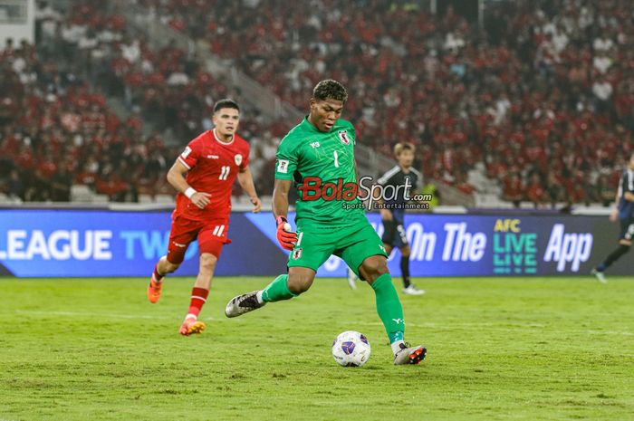 Kiper timnas Jepang, Zion Suzuki (kanan), sedang menguasai bola saat berlaga di Stadion Utama Gelora Bung Karno, Senayan, Jakarta, Jumat (15/11/2024).