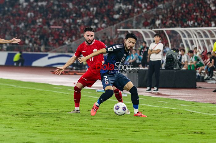 Yukinari Sugawara (kanan) sedang menguasai bola dan dibayangi Calvin Verdonk (kiri) dalam laga babak penyisihan grup C Kualifikasi Piala Dunia 2026 zona Asia antara timnas Indonesia versus timnas Jepang di Stadion Utama Gelora Bung Karno, Senayan, Jakarta, Jumat (15/11/2024).