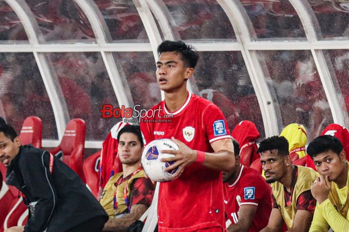 Bek sayap kiri timnas Indonesia, Pratama Arhan, sedang memegang bola bersiap melakukan lemparan ke dalam di Stadion Utama Gelora Bung Karno, Senayan, Jakarta, Jumat (15/11/2024).