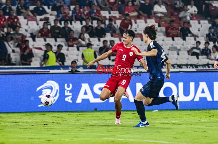 Rafael Struick (kiri) sedang menguasai bola dalam laga babak penyisihan grup C Kualifikasi Piala Dunia 2026 zona Asia antara timnas Indonesia versus timnas Jepang di Stadion Utama Gelora Bung Karno, Senayan, Jakarta, Jumat (15/11/2024).