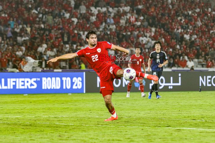 Pemain timnas Indonesia, Nathan Tjoe-A-On, tampak akan melakukan tendangan voli di Stadion Utama Gelora Bung Karno, Senayan, Jakarta, Jumat (15/11/2024).