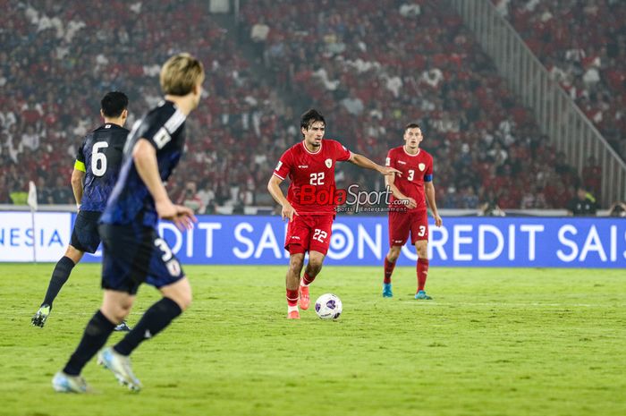 Pemain timnas Indonesia, Nathan Tjoe-A-On, sedang menguasai bola di Stadion Utama Gelora Bung Karno, Senayan, Jakarta, Jumat (15/11/2024).