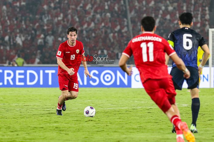 Perjuangan Thom Haye (kiri) yang harus tetap fokus bersama Timnas Indonesia setelah mendapatkan kabar buruk jelang melawan Arab Saudi hingga dia mengakui perasaannya campur aduk.