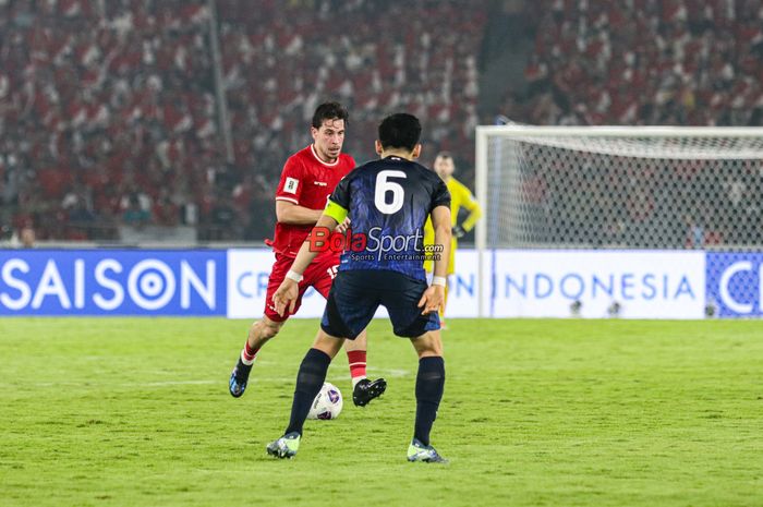 Thom Haye (kiri) sedang menguasai bola dalam laga babak penyisihan grup C Kualifikasi Piala Dunia 2026 zona Asia antara timnas Indonesia versus timnas Jepang di Stadion Utama Gelora Bung Karno, Senayan, Jakarta, Jumat (15/11/2024).