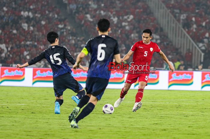 Rizky Ridho (kanan) sedang akan menendang bola dalam laga babak penyisihan grup C Kualifikasi Piala Dunia 2026 zona Asi antara timnas Indonesia versus timnas Jepang di Stadion Utama Gelora Bung Karno, Senayan, Jakarta, Jumat (15/11/2024).