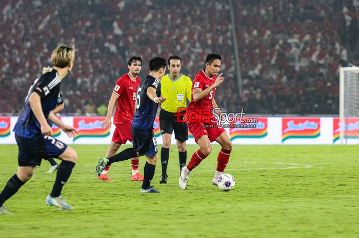 Rizky Ridho (kanan) sedang menguasai bola dalam laga babak penyisihan grup C Kualifikasi Piala Dunia 2026 zona Asia antara timnas Indonesia versus timnas Jepang di Stadion Utama Gelora Bung Karno, Senayan, Jakarta, Jumat (15/11/2024).