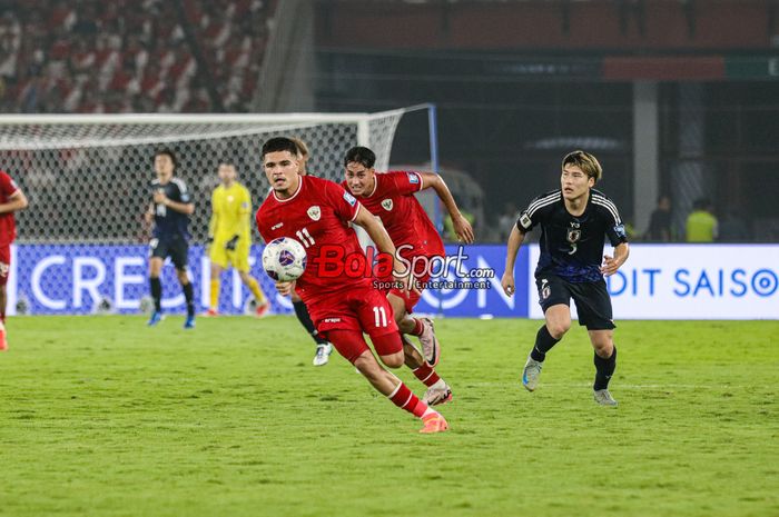 Ragnar Oratmangoen (kiri) sedang mengejar bola dalam laga babak penyisihan grup C Kualifikasi Piala Dunia 2026 zona Asia antara timnas Indonesia versus timnas Jepang di Stadion Utama Gelora Bung Karno, Senayan, Jakarta, Jumat (15/11/2024).