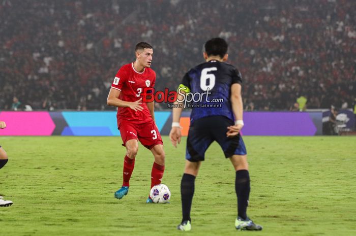 Jay Idzes (kiri) sedang menguasai bola dalam laga babak penyisihan grup C Kualifikasi Piala Dunia 2026 zona Asia antara timnas Indonesia versus timnas Jepang di Stadion Utama Gelora Bung Karno, Senayan, Jakarta, Jumat (15/11/2024).