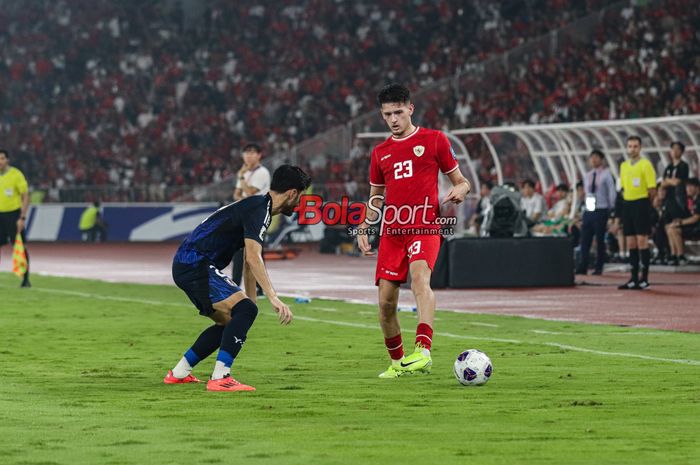 Justin Hubner (kanan) sedang mengoper bola dalam laga babak penyisihan grup C Kualifikasi Piala Dunia 2026 zona Asia antara timnas Indonesia versus timnas Jepang di Stadion Utama Gelora Bung Karno, Senayan, Jakarta, Jumat (15/11/2024).