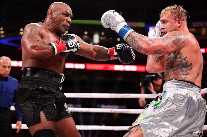 Mike Tyson dan Jake Paul bertarung dalam laga tinju bertajuk LIVE On Netflix: Jake Paul vs Mike Tyson di AT&amp;T Stadium, Arlington, Texas, 15 November 2024. 