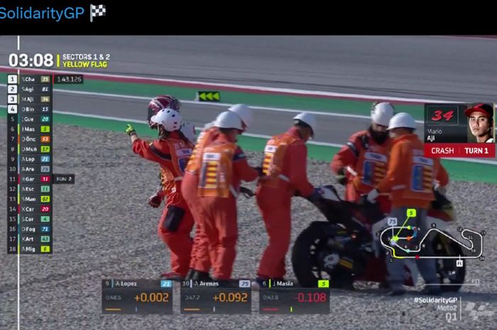 Momen pembalap Indonesia, Mario Aji terjatuh pada kualifikasi Moto2 Barcelona 2024.
