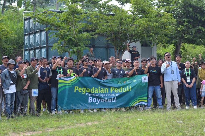 Aksi penanaman pohon saat laga Nusantara United FC melawan Persipa Pati pada pekan ke-10 Liga 2 2024/2025 di Stadion Kebo Giro, Boyolali, Jumat (15/11/2024).