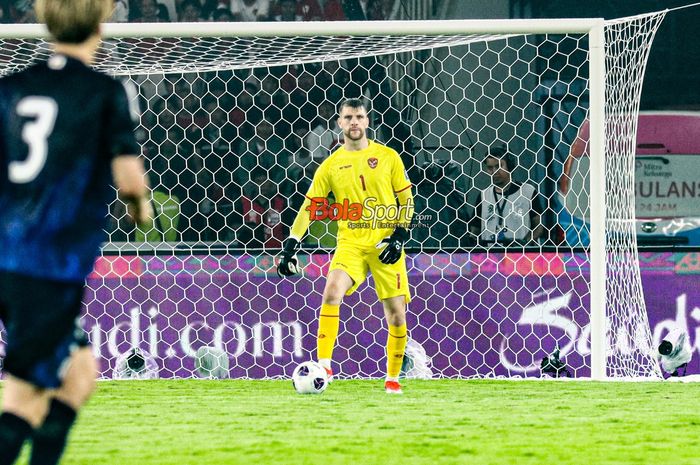 Kiper timnas Indonesia, Maarten Paes sedang menguasai bola saat bertanding di Stadion Utama Gelora Bung Karno, Senayan, Jakarta, Jumat (15/11/2024).