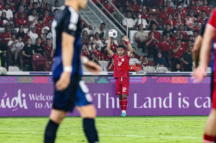 Bek sayap kiri timnas Indonesia, Pratama Arhan, sedang memegang bola bersiap melakukan lemparan ke dalam di Stadion Utama Gelora Bung Karno, Senayan, Jakarta, Jumat (15/11/2024).