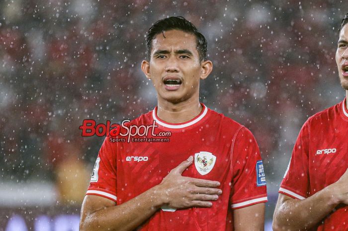 Pemain timnas Indonesia, Rizky Ridho, sedang menyanyikan lagu Indonesia Raya jelang berlaga di Stadion Utama Gelora Bung Karno, Senayan, Jakarta, Jumat (15/11/2024).