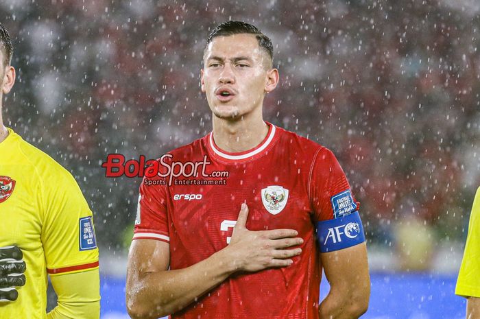 Pemain timnas Indonesia, Jay Idzes, sedang menyanyikan lagu Indonesia Raya jelang berlaga di Stadion Utama Gelora Bung Karno, Senayan, Jakarta, Jumat (15/11/2024).