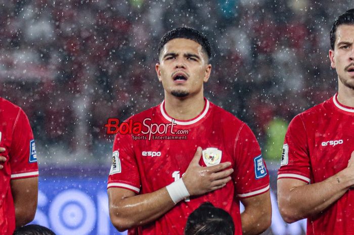 Pemain timnas Indonesia, Ragnar Oratmangoen, sedang menyanyikan lagu Indonesia Raya jelang berlaga di Stadion Utama Gelora Bung Karno, Senayan, Jakarta, Jumat (15/11/2024).