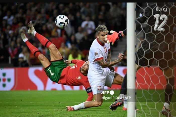 Cristiano Ronaldo cetak gol salto saat timnas Portugal hancurkan Polandia di ajang UEFA Nations League (15/11/2024).