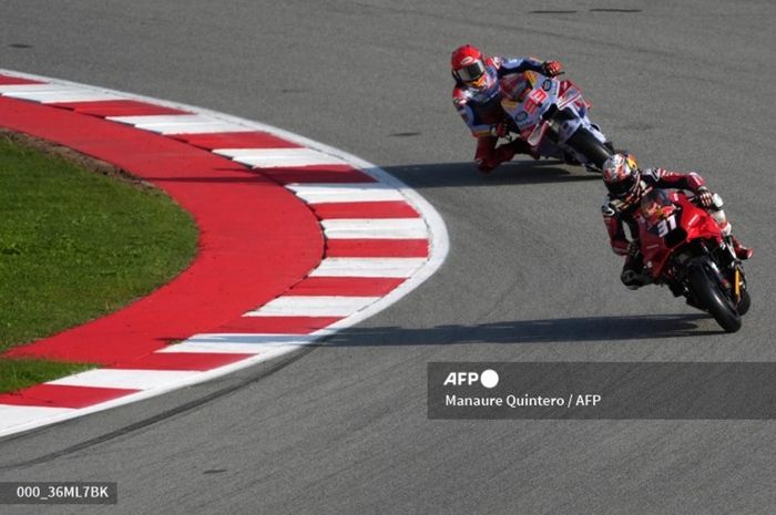 Pembalap GASGAS Factory Tech3, Pedro Acosta, saat berada di depan Marc Marquez (Gresini) pada FP2 MotoGP Barcelona 2024 di Sirkuit Catalunya, Barcelona, Spanyol, Jumat (15/11/2024)