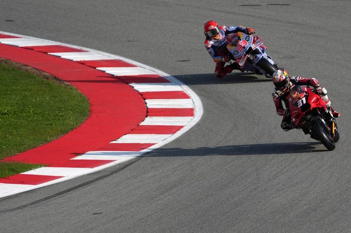 Marc Marquez (Gresini-atas) dan Pedro Acosta (KTM GasGas Tech3) pada FP2 MotoGP Barcelona 2024 di Circuit de Barcelona-Catalunya, Jumat (15/11/2024).