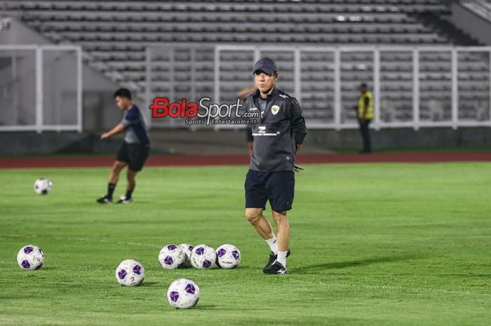 Pelatih timnas Indonesia, Shin Tae-yong, sedang memantau para pemainnya  di Stadion Madya, Senayan, Jakarta, Minggu (17/11/2024).