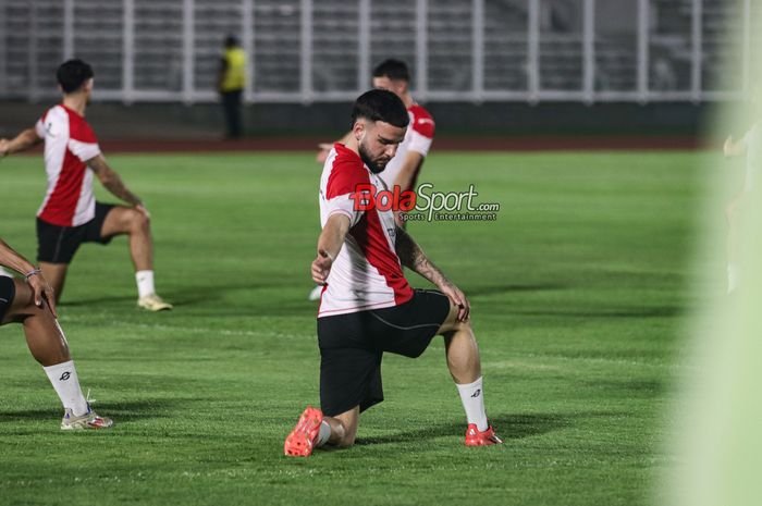 Calvin Verdonk (tengah) sedang melakukan pemanasan dalam latihan bersama timnas Indonesia di Stadion Madya, Senayan, Jakarta, Minggu (17/11/2024).