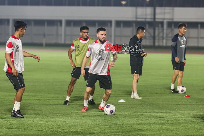 Calvin Verdonk (kanan) sedang menguasai bola dan dibayangi Ricky Kambuaya (kiri) dalam latihan bersama timnas Indonesia di Stadion Madya, Senayan, Jakarta, Minggu (17/11/2024).