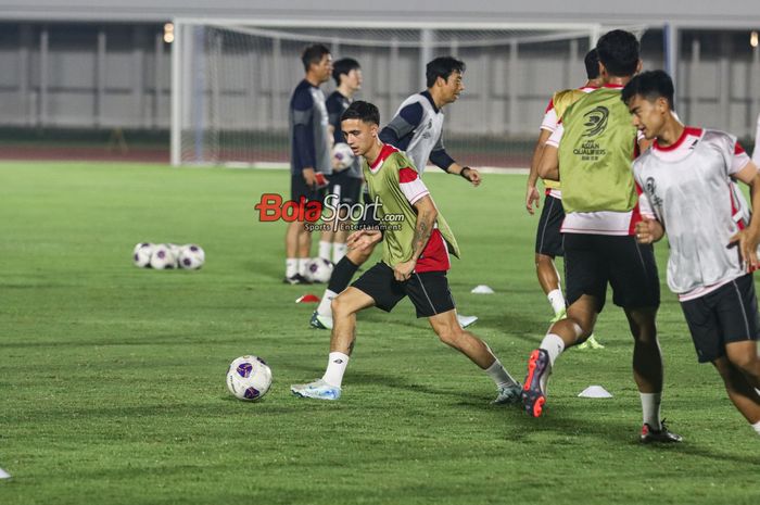 Eliano Reijnders (kiri) sedang menguasai bola dalam latihan bersama timnas Indonesia di Stadion Madya, Senayan, Jakarta, Minggu (17/11/2024).