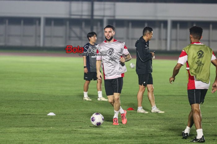 Calvin Verdonk (kiri) sedang menguasai bola dalam latihan bersama timnas Indonesia di Stadion Madya, Senayan, Jakarta, Minggu (17/11/2024).