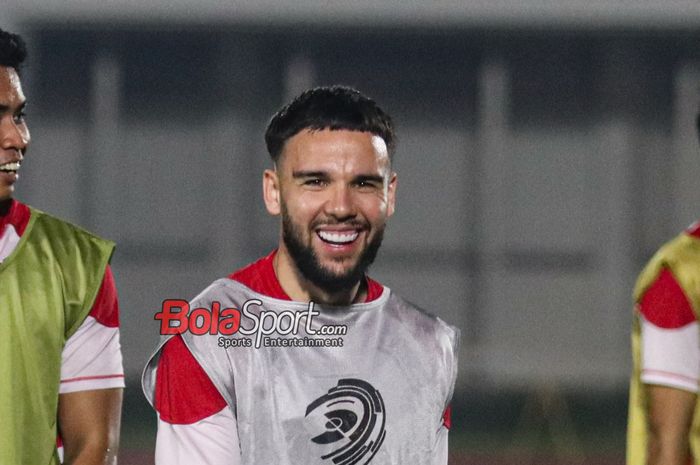 Calvin Verdonk tersenyum saat mengikuti latihan bersama timnas Indonesia di Stadion Madya, Senayan, Jakarta, Minggu (17/11/2024).