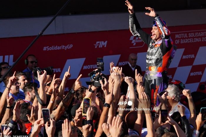 Juara dunia MotoGP 2024, Jorge Martin merayakan keberhasilannya di parc ferme Sirkuit Catalunya, Barcelona, Minggu (17/11/2024)