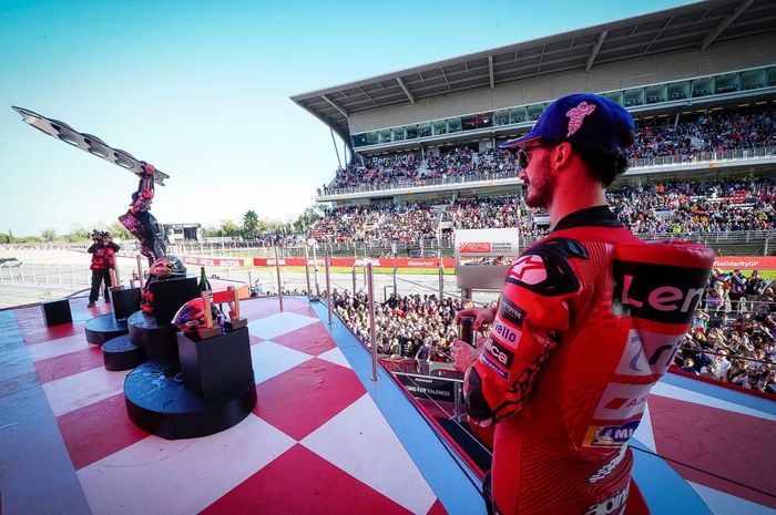 Pembalap Ducati, Francesco Bagnaia (kanan) menyaksikan selebrasi juara dunia Jorge Martin pada MotoGP Barcelona 2024, Minggu (17/11/2024)