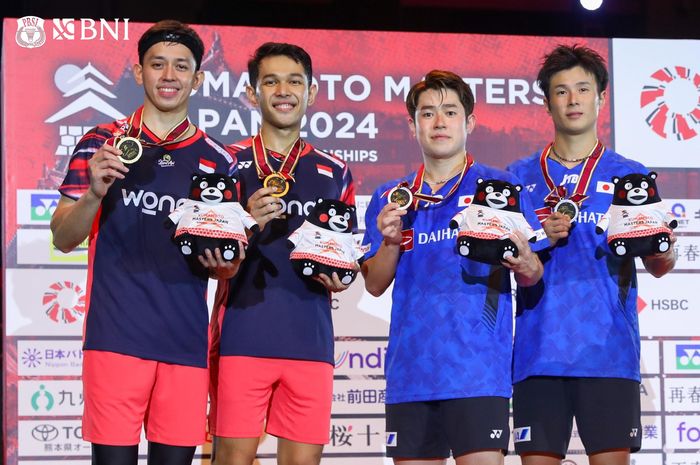 Fajar Alfian/Muhammad Rian Ardianto berposde di podium juara, bersama Takuro Hoki/Yugo Kobayashi (Jepang) yang meraih runner-up pada Kumamoto Masters Japan 2024 di Kumamoto Prefectural Gymnasium, Kumamoto, Jepang, Minggu (17/11/2024).