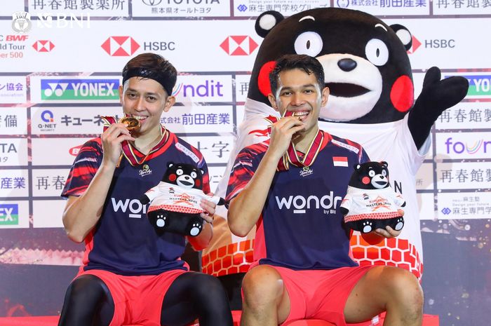 Ganda putra Indonesia, Fajar Alfian/Muhammad Rian Ardianto berpose menggigit medali setelah juara Kumamoto Masters Japan 2024 di Kumamoto Prefectural Gymnasium, Kumamoto, Jepang, Minggu (17/11/2024).