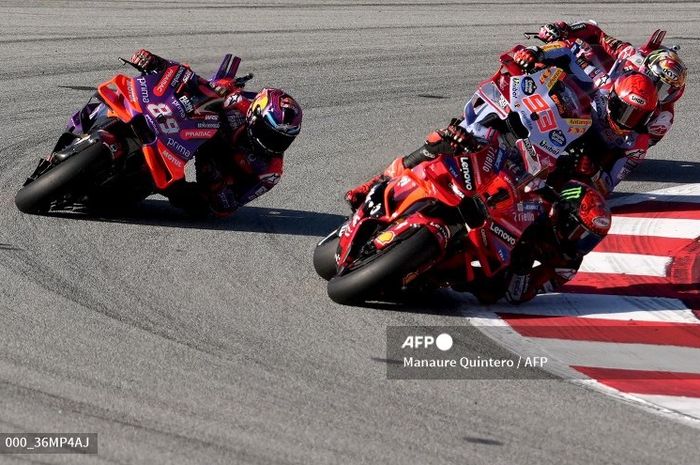 Francesco Bagnaia, Jorge Martin, dan Marc Marquez pada balapan MotoGP Barcelona 2024 di Sirkuit Catalunya, Barcelona, Spanyol, Minggu (17/11/2024).