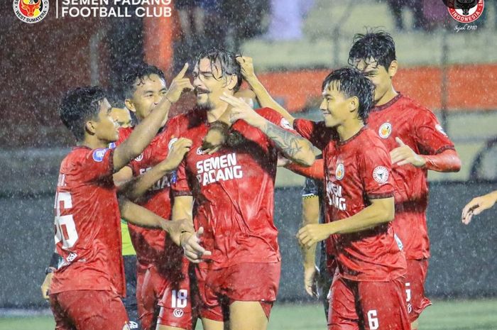 Selebrasi para pemain Semen Padang setelah membobol gawang  Polis Di Raja Malaysia (PDRM) FC di Stadion Haji Agus Salim, Padang, Sabtu (16/11/2024).